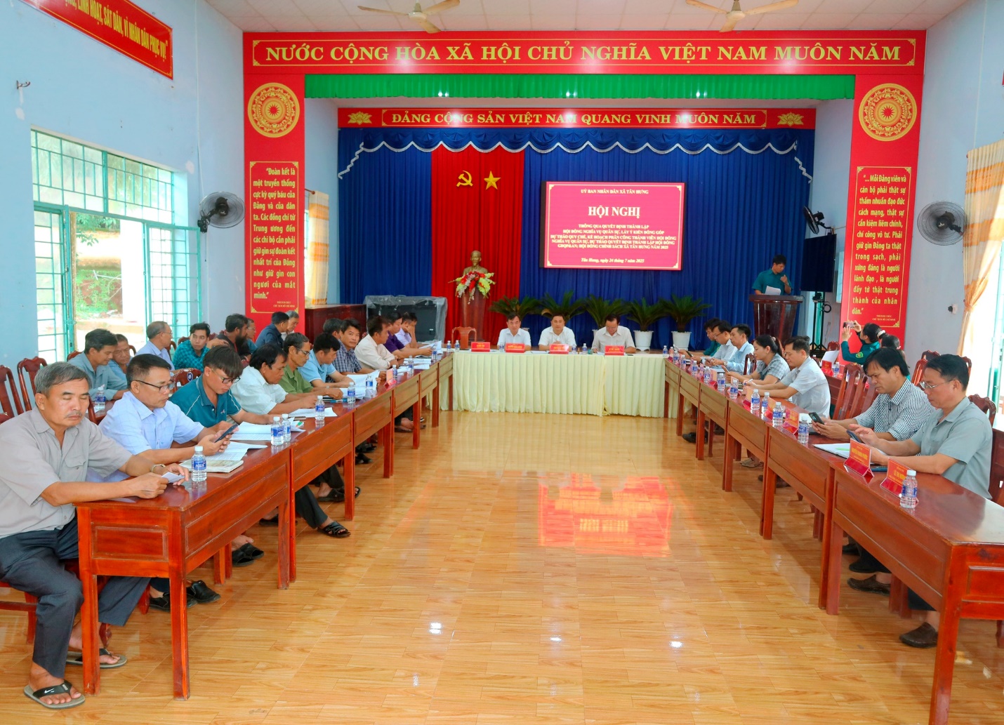 Có thể là hình ảnh về 9 người, cái bục và văn bản