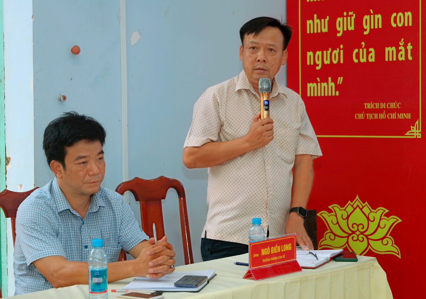 'A person speaking to a person
Description automatically generated'