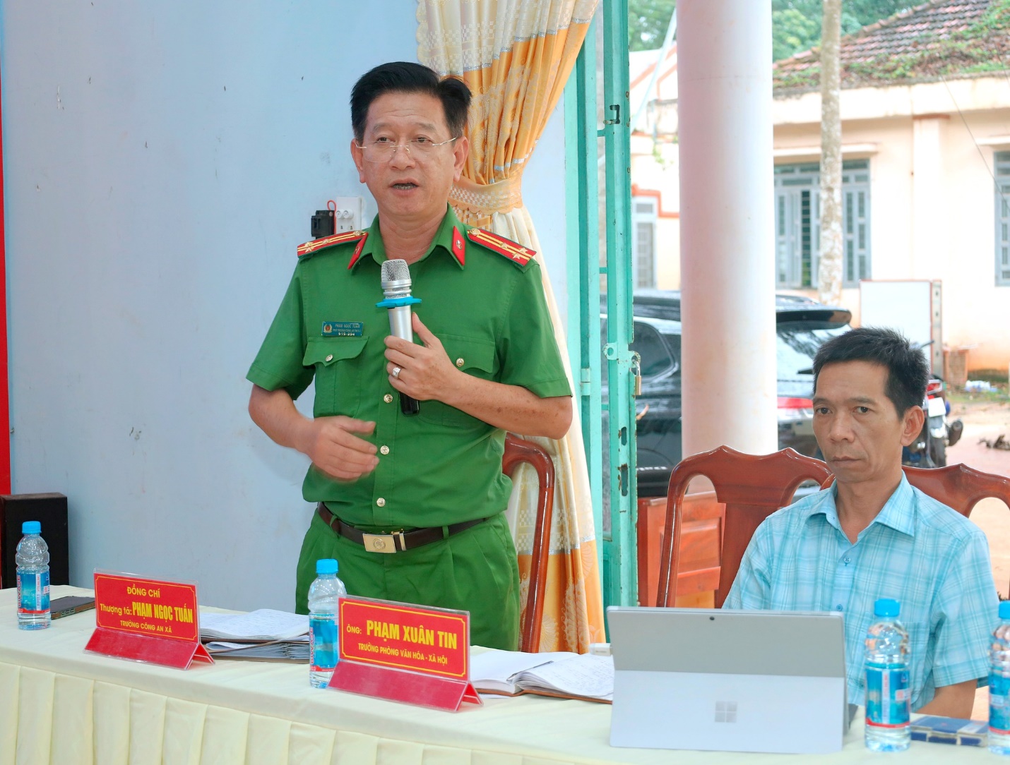 'A person in uniform speaking to a person
Description automatically generated'