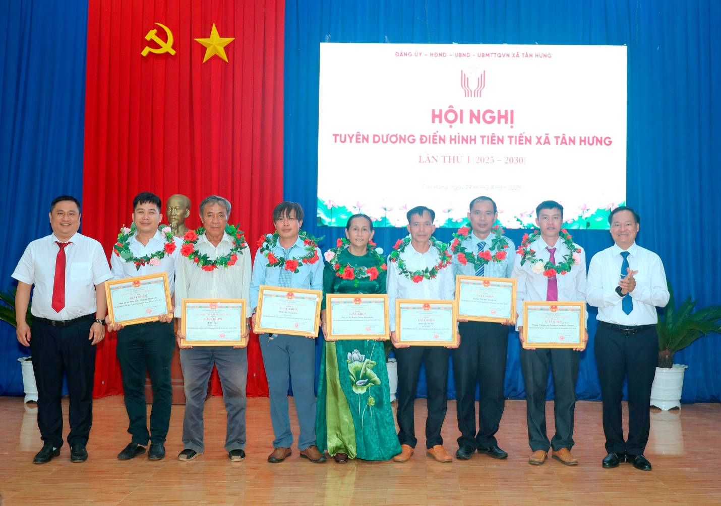 'A group of people holding certificates
Description automatically generated'