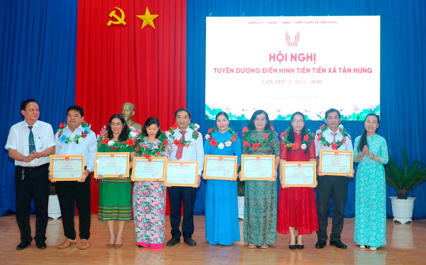 'A group of people holding certificates
Description automatically generated'