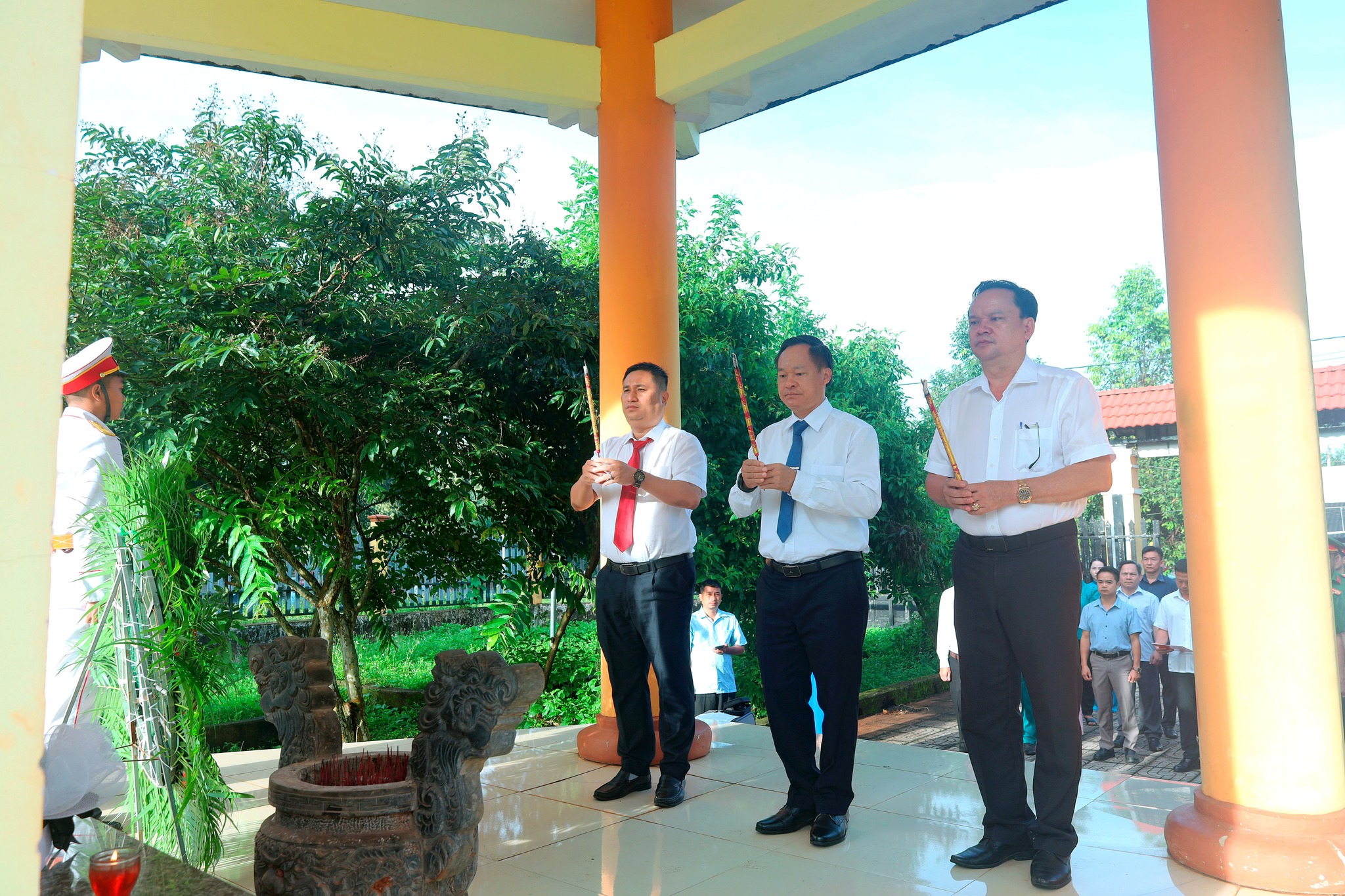 ''A group of men playing flute
Description automatically generated''