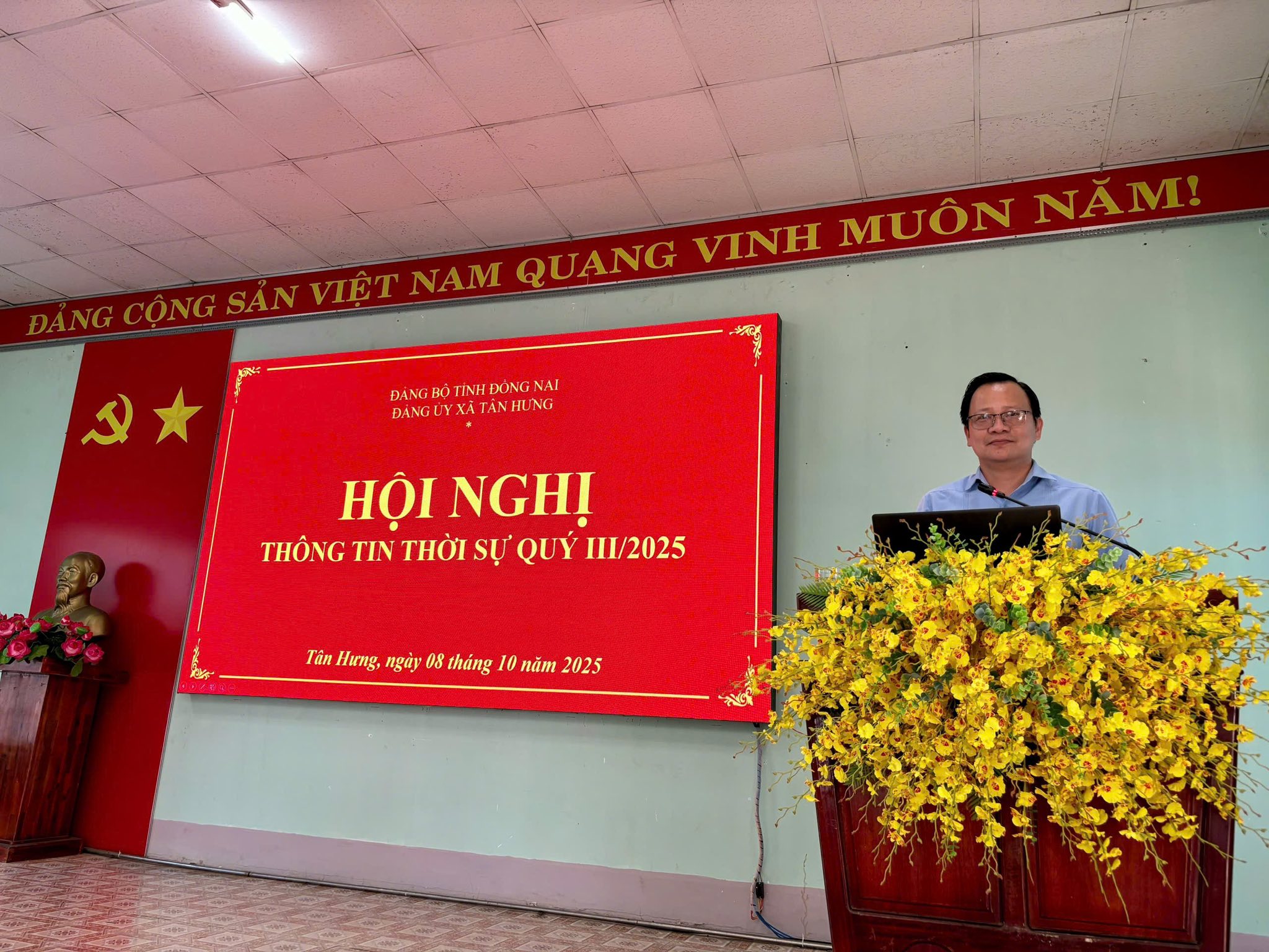 Có thể là hình ảnh về 1 người, đền thờ và văn bản cho biết 'ĐẢNG CỘNG SAN VIỆT NAM QUANG VINH MUÔN NĂM! لکه ĐÁNG BÓTINHĐONGNAI DANGUY ĐANGLY.XATANHUNG TANHUNG ĐANGUYXATAI HỘI NGHỊ THÔNG TIN THỜI SỰ QUY III/2025 TinHimg,ngdy08tháng10nam2025 Tân Hưng, ngày 08 tháng 10 năm 2025'