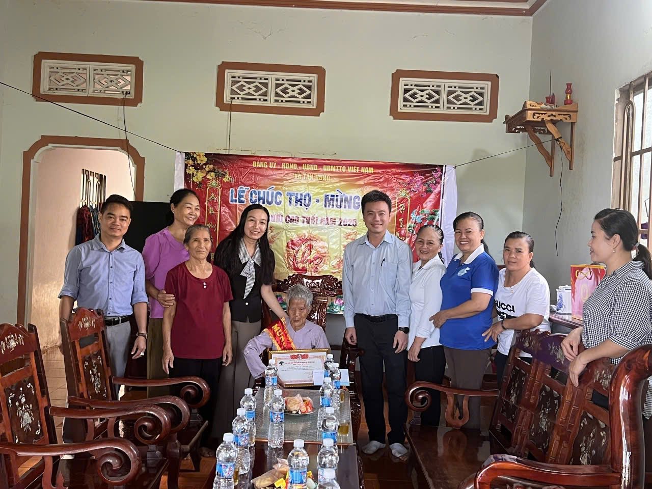 Có thể là hình ảnh về 9 người và văn bản