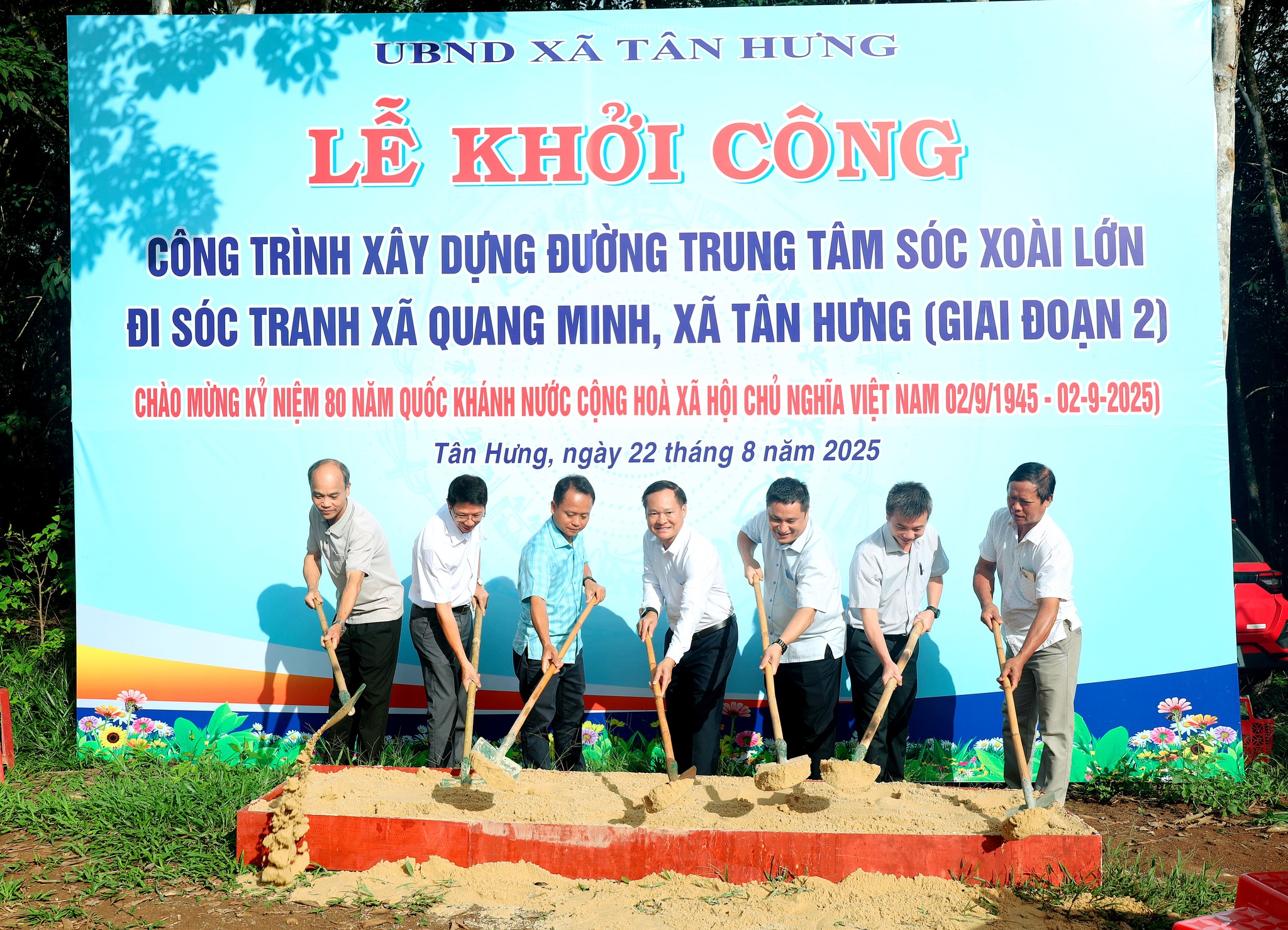 Có thể là hình ảnh về 7 người và văn bản cho biết 'UBND XÃ TÂN HƯNG LỄ KHỞI CÔNG CÔNG TRÌNH XÂY DỰNG ĐƯỜNG TRUNG TÂM SóC XOÀI LỚN ĐI SÓC TRANH XÃ QUANG MINH, XÃ TÂN HƯNG (GIAI ĐOẠN 2) CHẢO MỪNG KÝ NIỆM 80 NĂM QUỐC KHÁNH NƯỚC CỘNG HOÀ XA HỘI CHỦ NGHĨA VIỆT NAM 02/9/1945- 02-9-2025) Tân Hưng, ngày 22 tháng 8 năm 2025'