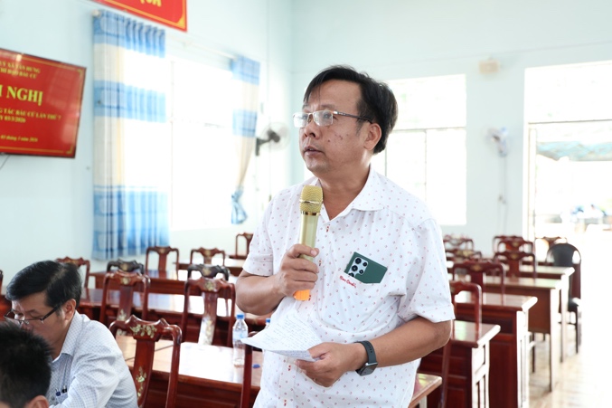 Có thể là hình ảnh về một hoặc nhiều người và văn bản