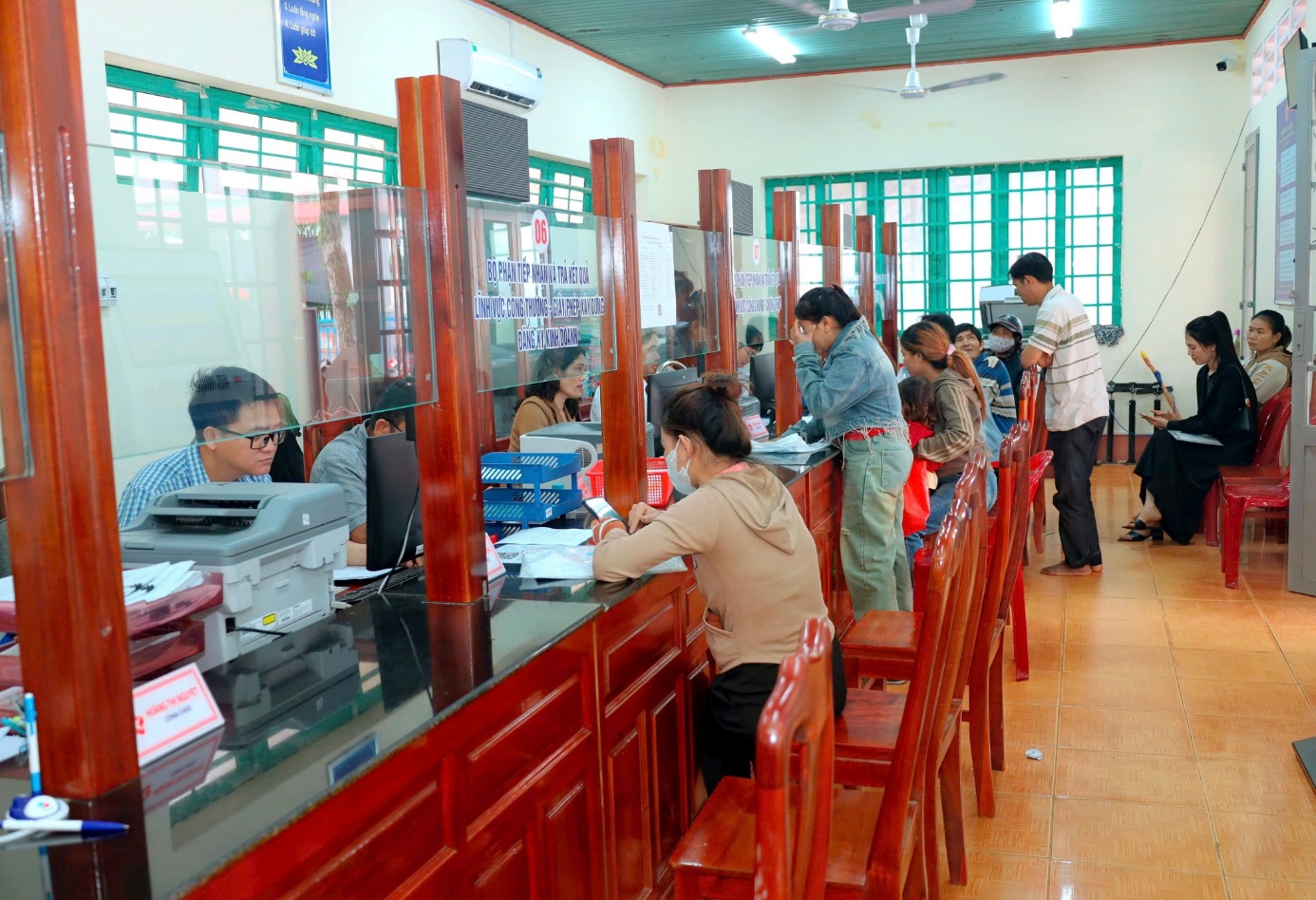 Có thể là hình ảnh về một hoặc nhiều người và văn bản