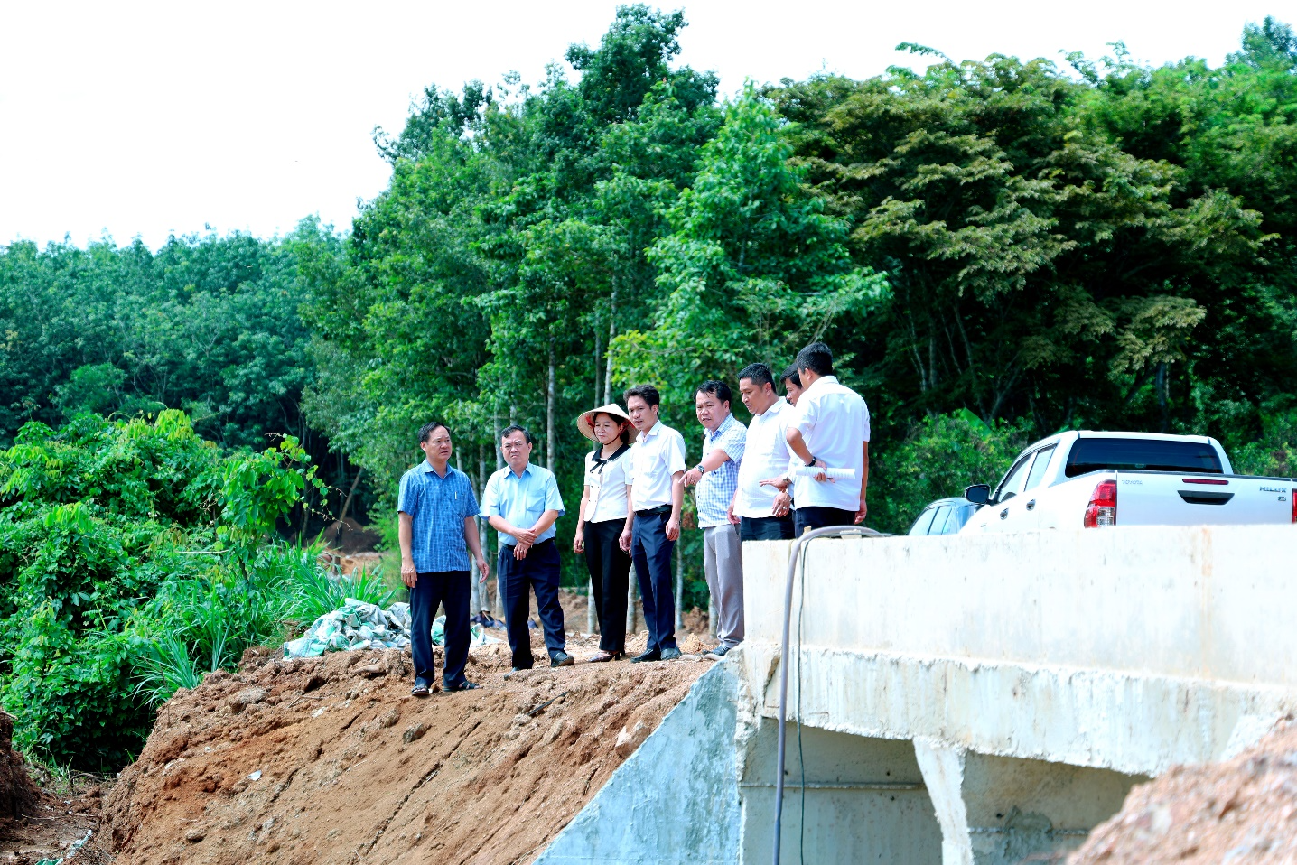 A group of people standing on a bridge
Description automatically generated