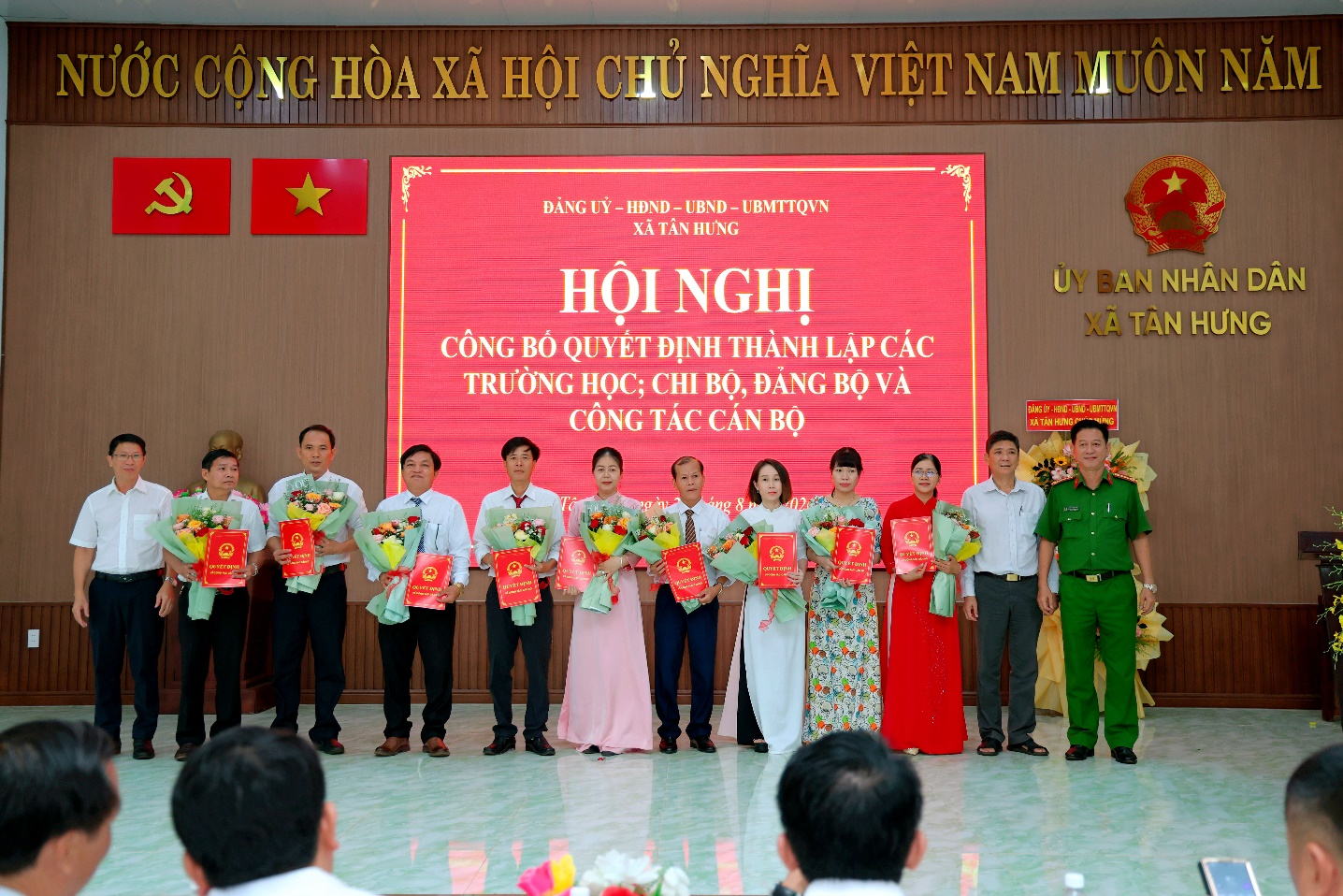 A group of people holding flowers
Description automatically generated