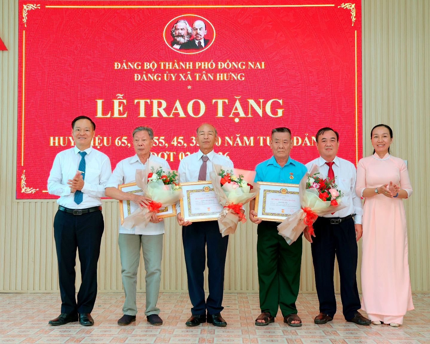 A group of people holding certificates
Description automatically generated