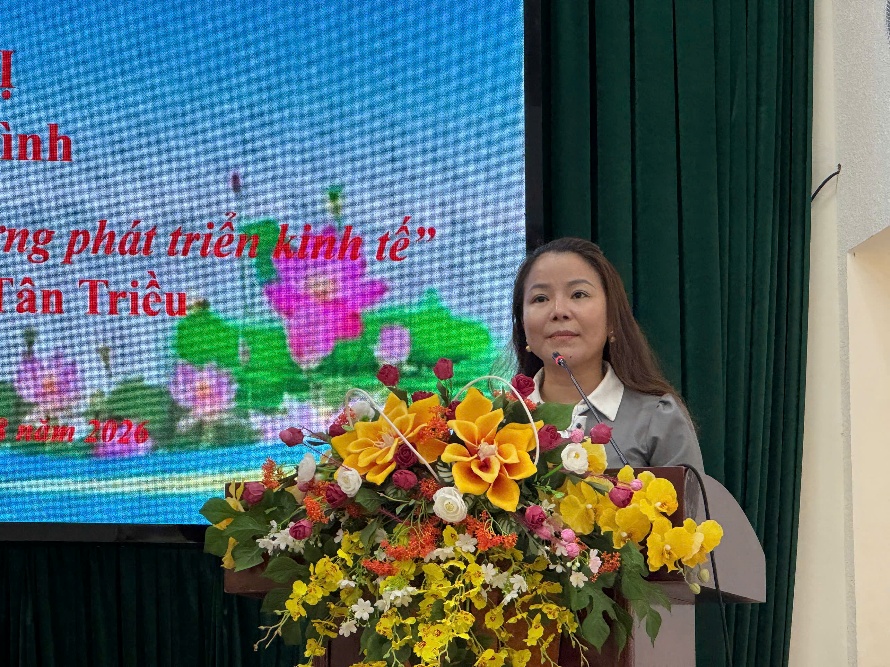 ''''''''A person standing behind a podium with flowers
Description automatically generated''''''''