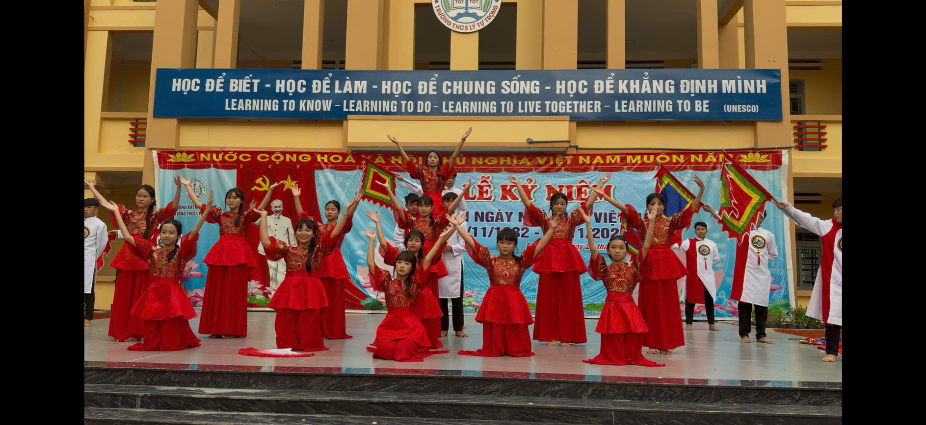 tiết mục văn nghệ tham gia Hội diễn văn nghệ chào mừng Ngày Nhà giáo Việt nam tại trường THCS Hùng Vương xã Trảng Bom