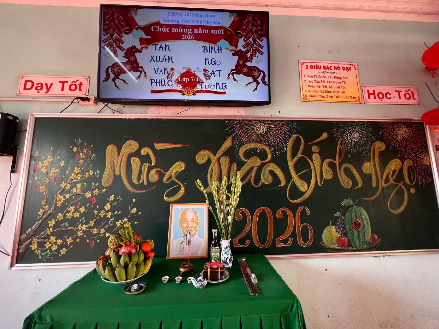 Có thể là hình ảnh về bảng phi tiêu và văn bản