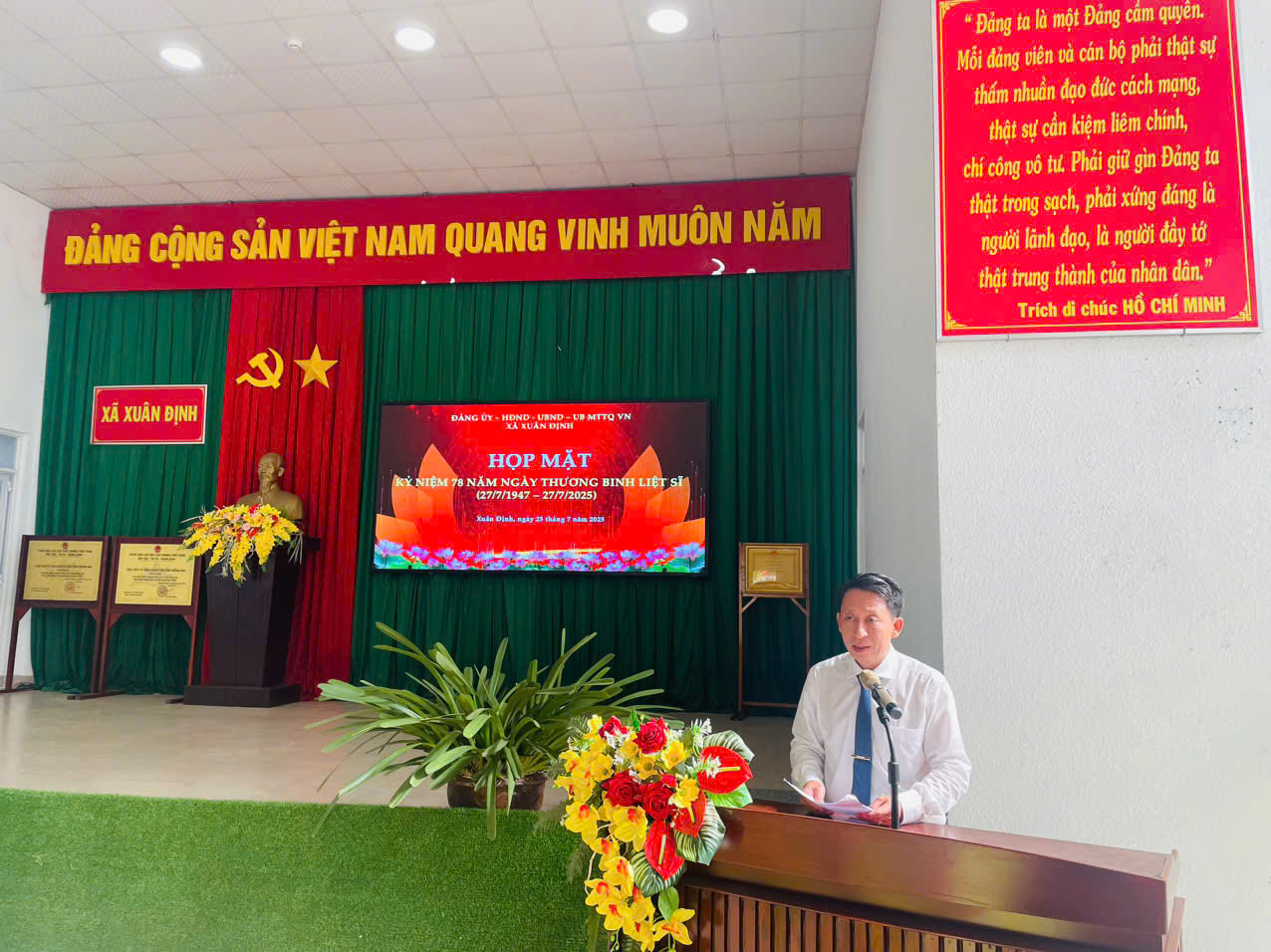 Buổi tặng quà cho người có công