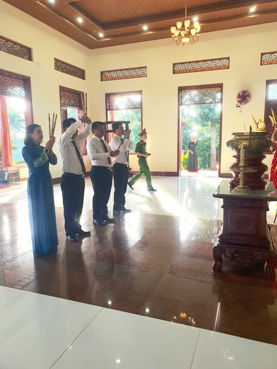 Viếng đền liệt sĩ tại ấp Tân Hạnh