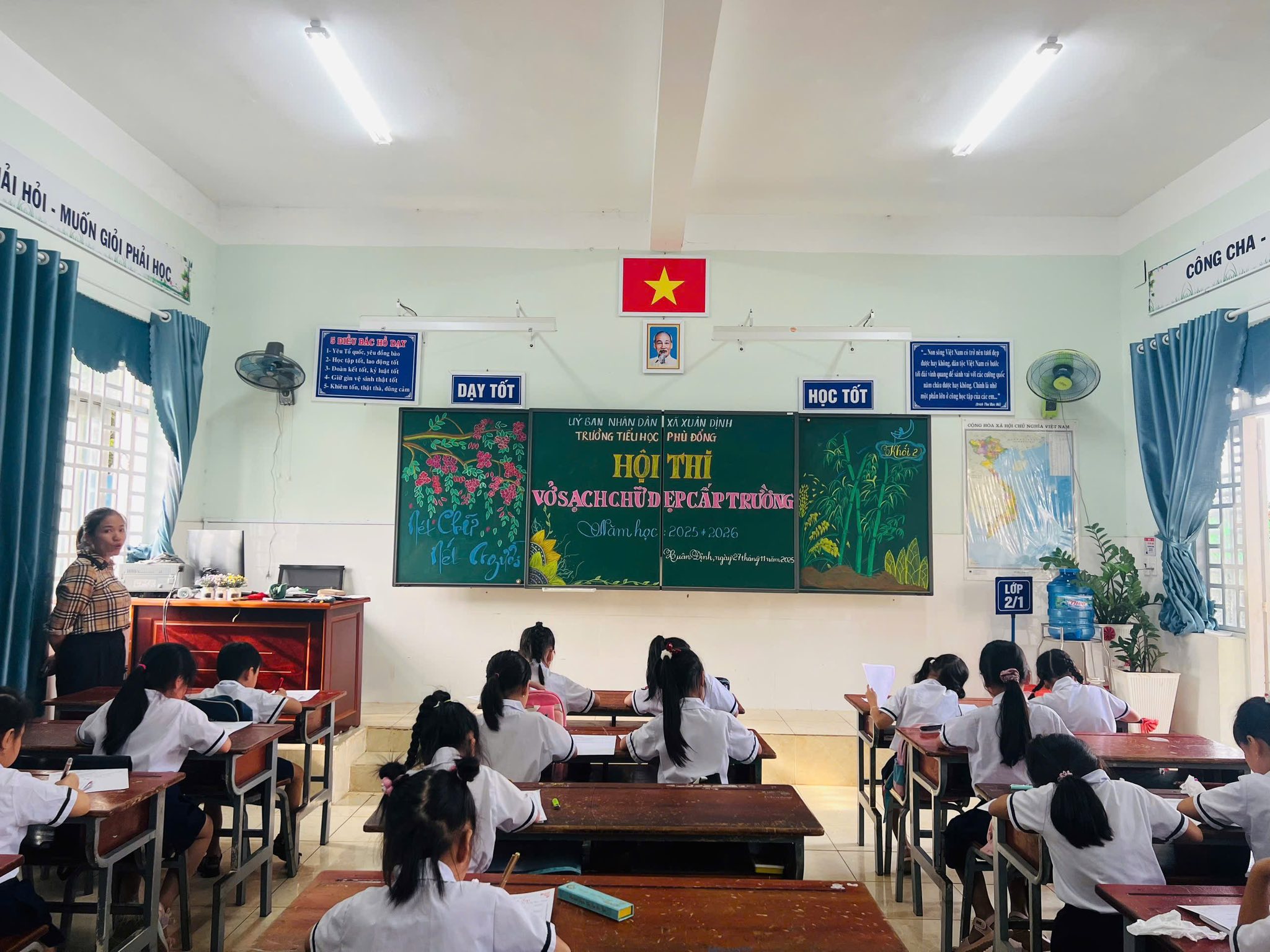 rường Tiểu học Phù Đổng đã long trọng tổ chức Hội thi “Vở sạch – Chữ đẹp” cấp trường,