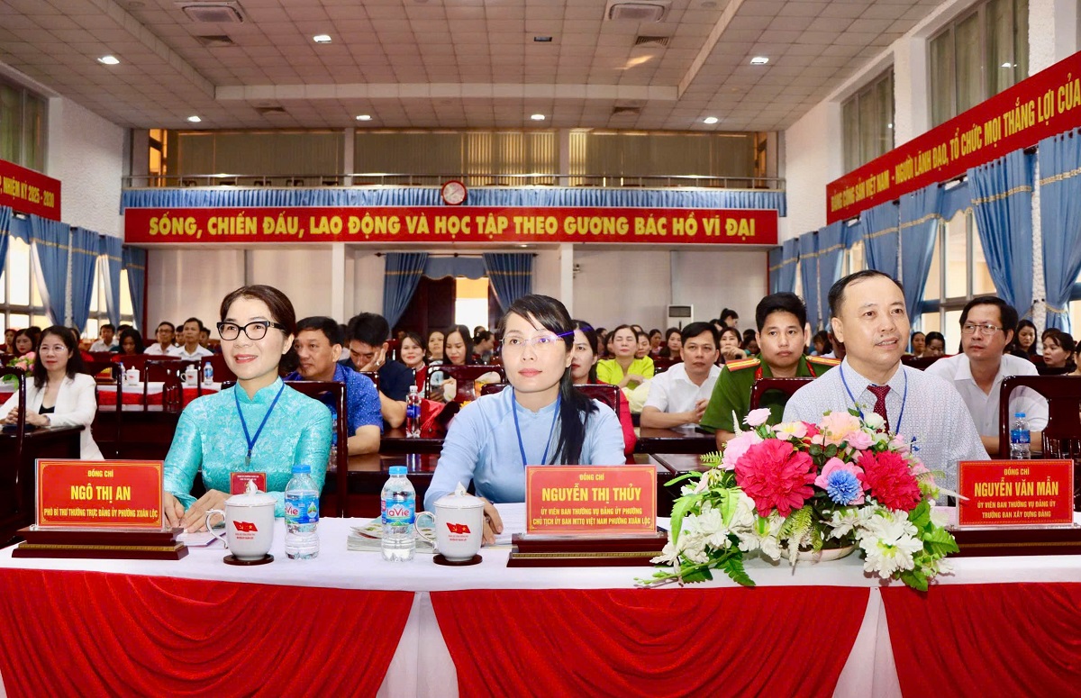 'A group of people sitting at a table
AI-generated content may be incorrect.'