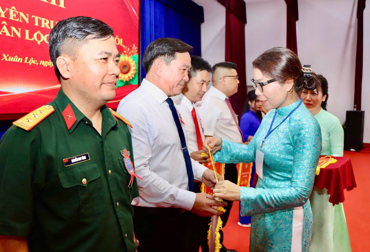'A person in a blue dress standing next to a person in a military uniform
AI-generated content may be incorrect.'