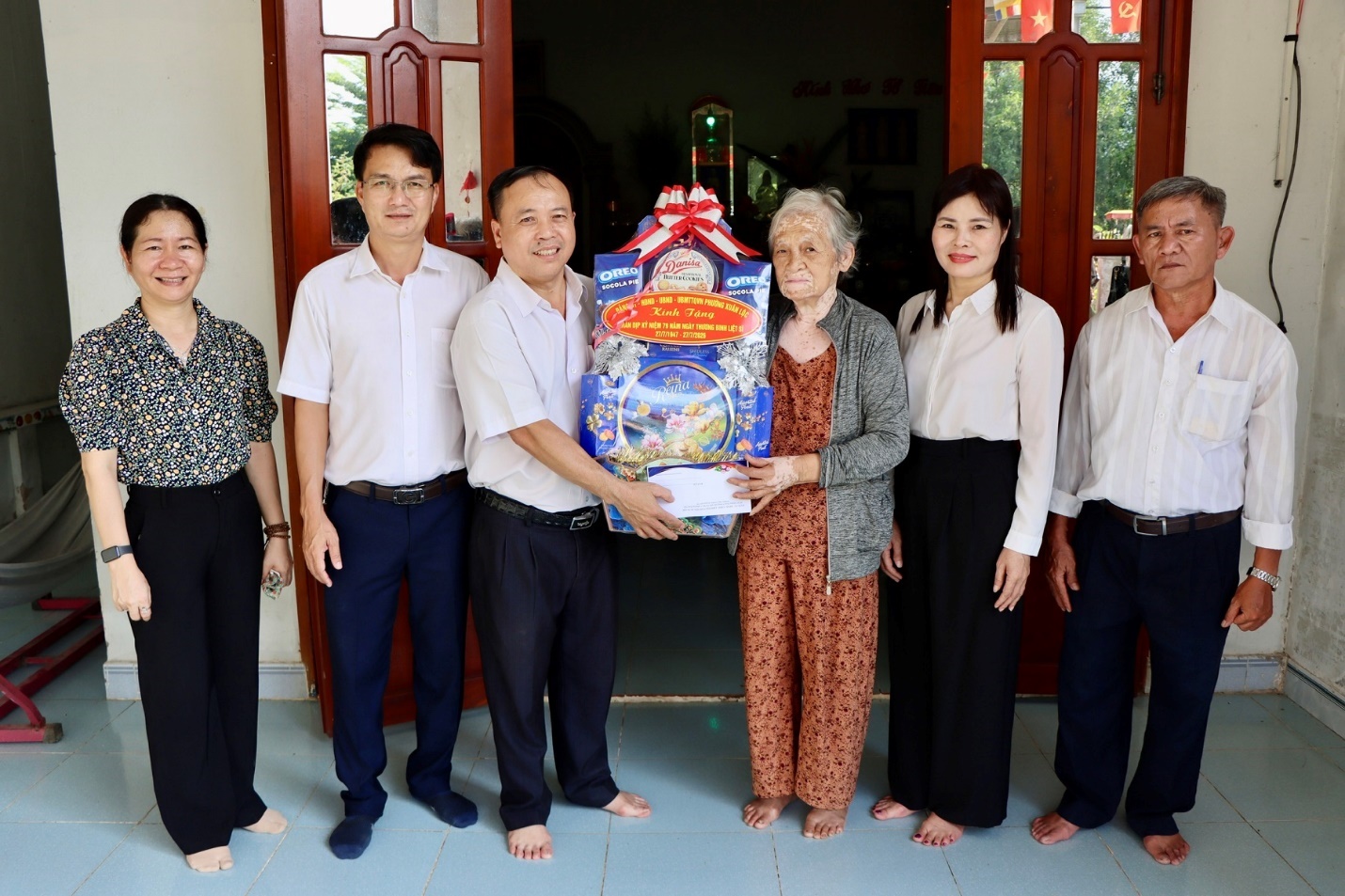 'A group of people holding a gift
AI-generated content may be incorrect.'