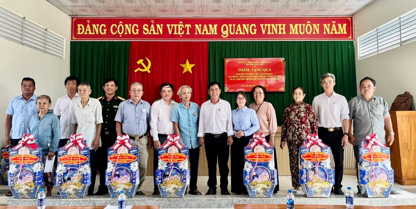 'A group of people standing in front of a flag
AI-generated content may be incorrect.'