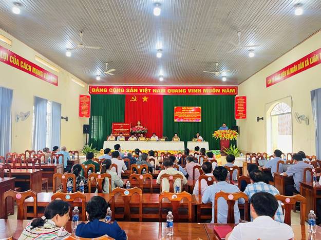 Có thể là hình ảnh về văn bản cho biết 'LỢI CỦA CÁCH Ma ĐẢNG CÔNG SẢN VIỆT NAM QUANG VINH MUÔN NĂM ''
