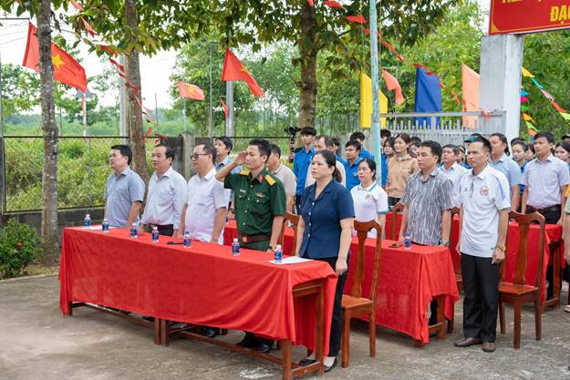Có thể là hình ảnh về một hoặc nhiều người và văn bản