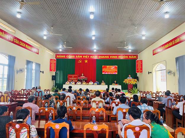 Có thể là hình ảnh về cái bục, đền thờ và văn bản