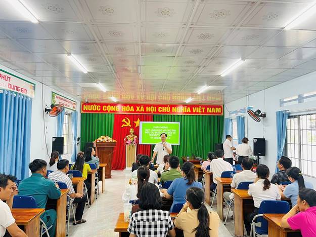 Có thể là hình ảnh về một hoặc nhiều người, mọi người đang học, cái bục và văn bản