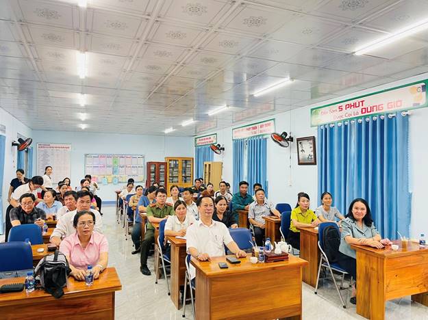 Có thể là hình ảnh về một hoặc nhiều người, mọi người đang học, bệnh viện và văn bản