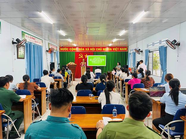 Có thể là hình ảnh về một hoặc nhiều người, mọi người đang học và văn bản