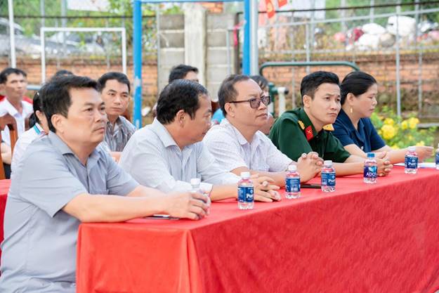Có thể là hình ảnh về một hoặc nhiều người và văn bản