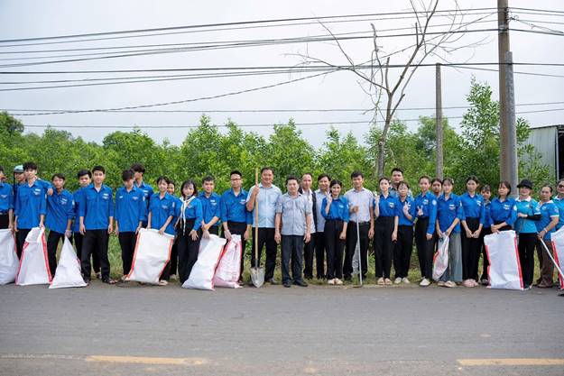 Có thể là hình ảnh về một hoặc nhiều người và kèn clarinet