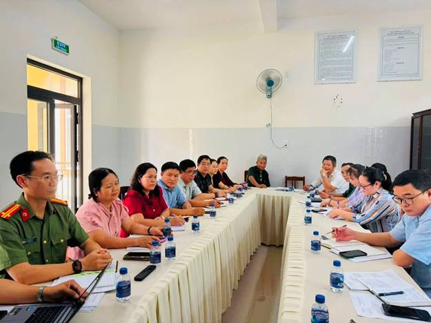 Có thể là hình ảnh về một hoặc nhiều người, mọi người đang học và văn bản