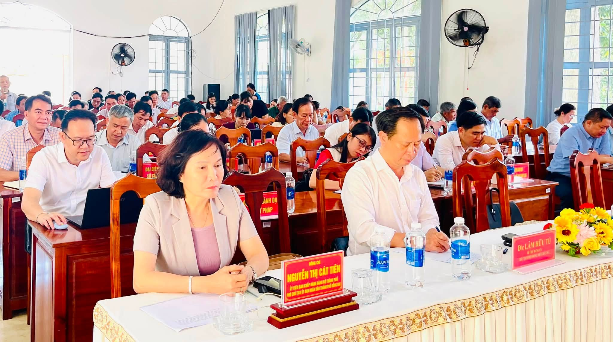 Có thể là hình ảnh về một hoặc nhiều người và văn bản