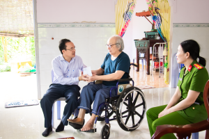 CHỦ TỊCH UBND PHƯỜNG AN LỘC – PHAN MINH HIỂN THĂM HỎI NGƯỜI CÓ CÔNG NHÂN DỊP KỶ NIỆM 78 NĂM NGÀY THƯƠNG BINH – LIỆT SĨ (27/7/1947 – 27/7/2025)