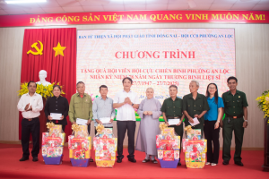 BAN TỪ THIỆN XÃ HỘI PHẬT GIÁO TỈNH ĐỒNG NAI TRAO QUÀ CHO HỘI VIÊN CỰU CHIẾN BINH PHƯỜNG AN LỘC
