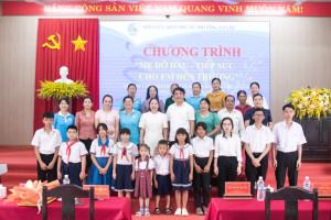 CHƯƠNG TRÌNH “MẸ ĐỠ ĐẦU – TIẾP SỨC CHO EM ĐẾN TRƯỜNG” TRAO QUÀ CHO 56 EM NHỎ PHƯỜNG AN LỘC VÀ PHƯỜNG BÌNH LONG