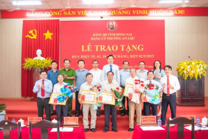 ĐẢNG ỦY PHƯỜNG AN LỘC TỔ CHỨC LỄ TRAO TẶNG HUY HIỆU ĐẢNG ĐỢT 02/9/2025