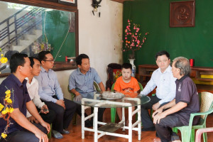 PHÓ BÍ THƯ ĐẢNG ỦY, CHỦ TỊCH UBND PHƯỜNG AN LỘC TRẦN THANH LONG TRAO QUÀ TRUNG THU CHO CÁC EM NHỎ CÓ HOÀN CẢNH KHÓ KHĂN