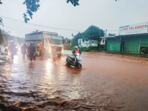BAN CHỈ HUY QUÂN SỰ PHƯỜNG AN LỘC KHẨN TRƯƠNG HỖ TRỢ NGƯỜI DÂN TRONG MƯA LỚN