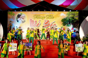 PHƯỜNG AN LỘC TỔ CHỨC CHƯƠNG TRÌNH ĐÊM HỘI TRĂNG RẰM CHO CÁC EM THIẾU NHI NHÂN DỊP TRUNG THU NĂM 2025