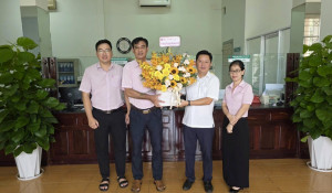 HỘI NÔNG DÂN PHƯỜNG AN LỘC ĐẾN CHÚC MỪNG PHÒNG GIAO DỊCH NHCSXH BÌNH LONG NHÂN DỊP KỶ NIỆM 23 NĂM THÀNH LẬP