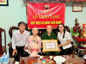 ĐẢNG ỦY PHƯỜNG AN LỘC TỔ CHỨC LỄ TRAO TẶNG HUY HIỆU ĐẢNG 55 NĂM