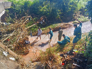 DÂN QUÂN PHƯỜNG AN LỘC PHỐI HỢP CÁC LỰC LƯỢNG VÀ NGƯỜI DÂN RA QUÂN VỆ SINH MÔI TRƯỜNG