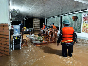 PHƯỜNG AN LỘC CHỦ ĐỘNG HUY ĐỘNG LỰC LƯỢNG ỨNG PHÓ, HỖ TRỢ NGƯỜI DÂN KHẮC PHỤC NGẬP ÚNG SAU MƯA LỚN