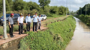LÃNH ĐẠO PHƯỜNG AN LỘC KIỂM TRA, KHẢO SÁT TÌNH TRẠNG HỆ THỐNG THOÁT NƯỚC TRÊN ĐỊA BÀN PHƯỜNG