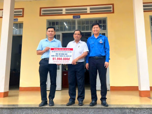 TRƯỜNG TIỂU HỌC AN LỘC B HƯỞNG ỨNG PHONG TRÀO ỦNG HỘ ĐỒNG BÀO KHẮC PHỤC HẬU QUẢ THIÊN TAI, BÃO LŨ