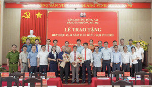LỄ TRAO TẶNG HUY HIỆU 45, 40 NĂM TUỔI ĐẢNG ĐỢT 7/11/2025
