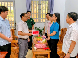 PHÓ BÍ THƯ THƯỜNG TRỰC ĐẢNG ỦY PHƯỜNG AN LỘC LÊ THỊ HỒNG PHẤN THĂM, CHÚC MỪNG ỦY BAN MẶT TRẬN TỔ QUỐC VIỆT NAM PHƯỜNG AN LỘC NHÂN KỶ NIỆM 95 NĂM NGÀY TRUYỀN THỐNG MẶT TRẬN TỔ QUỐC VIỆT NAM