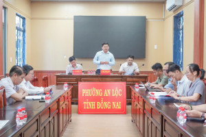 PHÓ BÍ THƯ ĐẢNG UỶ, CHỦ TỊCH UBND PHƯỜNG TRẦN THANH LONG ĐỐI THOẠI GIẢI QUYẾT KHÓ KHĂN, VƯỚNG MẮC TRONG CÔNG TÁC BÀN GIAO MẶT BẰNG ĐƯỜNG VÀNH ĐAI VÙNG ĐỆM NHÀ MÁY XI MĂNG BÌNH PHƯỚC